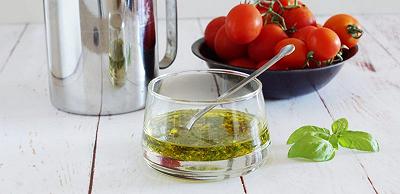 Mettete a macerare il basilico nell'olio