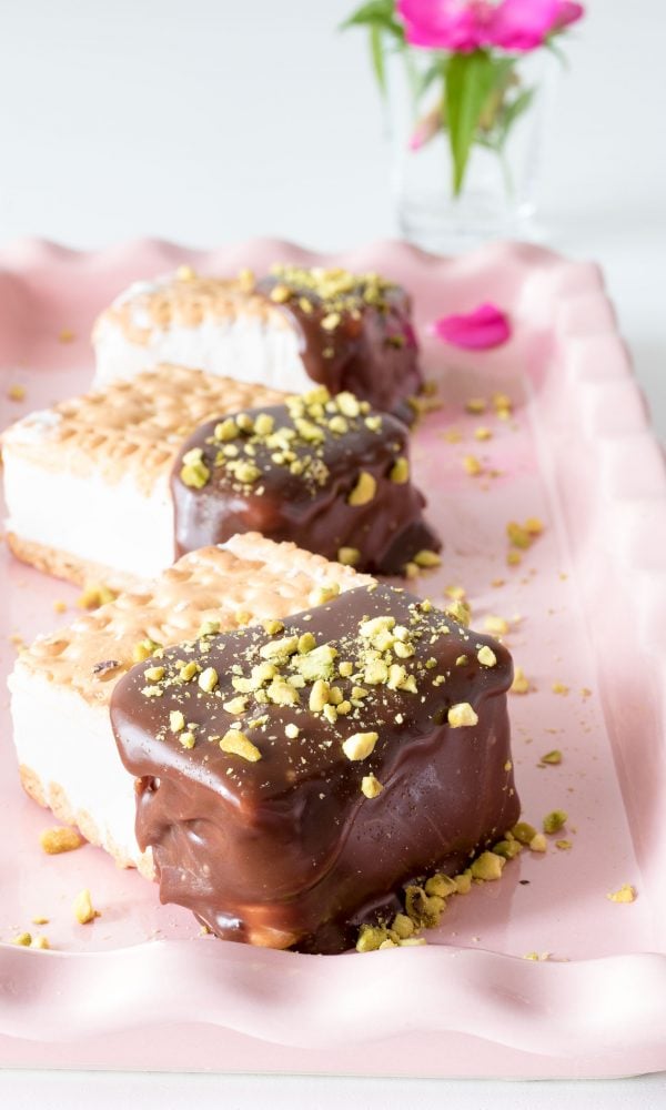 biscotti gelato su un vassoio con cioccolato e pistacchio