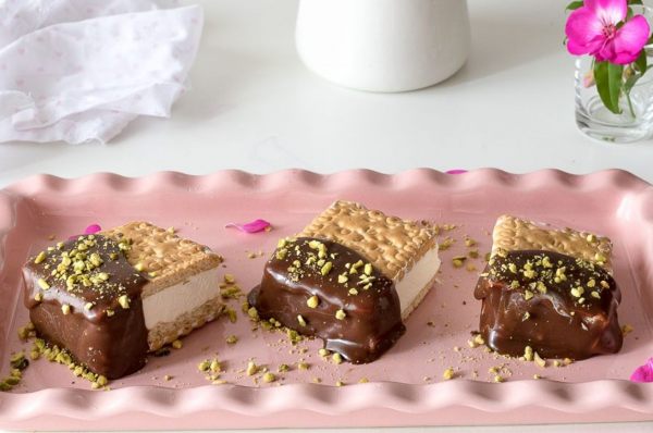biscotto gelato con cioccolato e granella di pistacchio