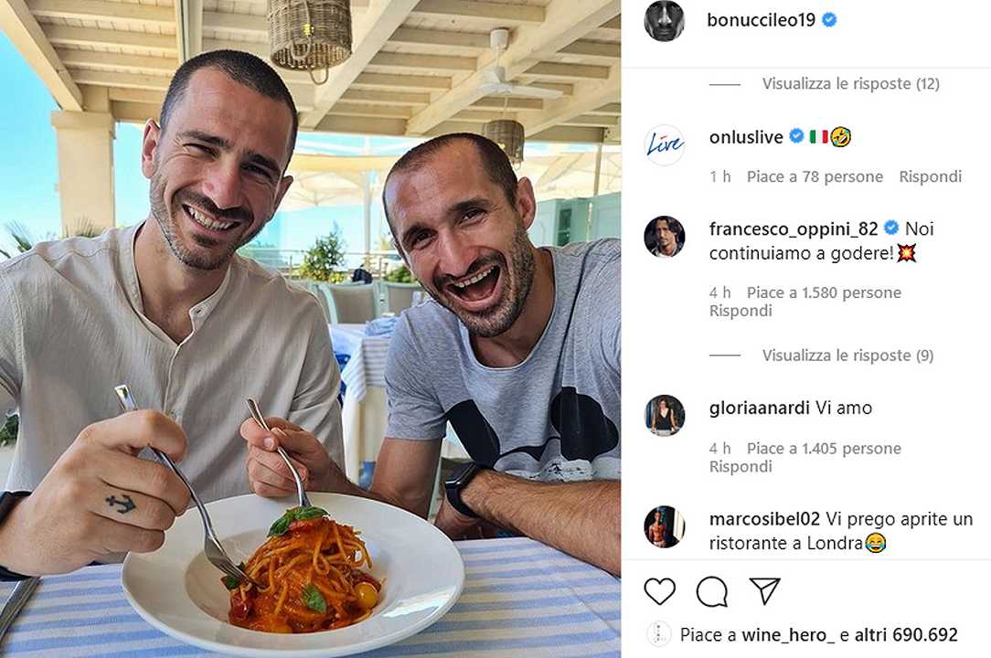Bonucci e Chiellini in un ristorante in Sardegna: “continuiamo a mangiare pastasciutta”