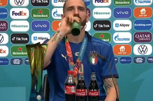 Leonardo Bonucci sorseggia birra e Coca-Cola in conferenza: “Beviamo tutto stasera”