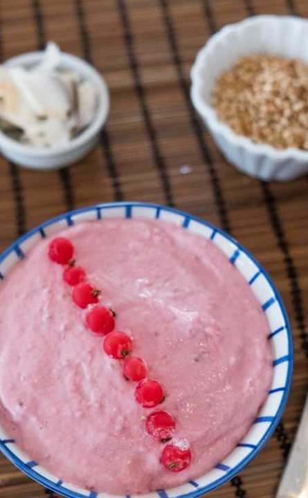 Bowl con yogurt greco e frutti rossi