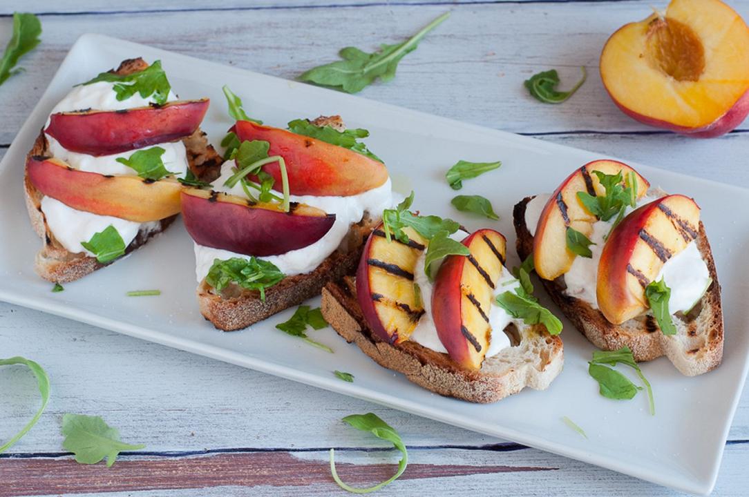 Bruschette burrata, pesche grigliate e rucola