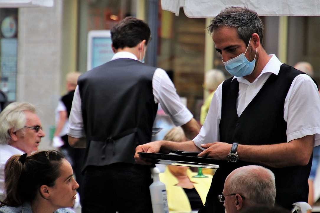 Spagna: bar addebita 20 centesimi per ogni apparizione del cameriere al tavolo, scoppia la protesta