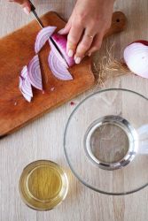 cipolla a fette su tagliere