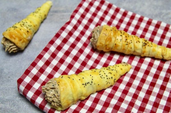 coni con mousse di pomodoro e semi di sesamo nero