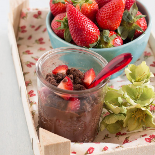 crema al cioccolato nel vasetto con crumble al cioccolato e fragole