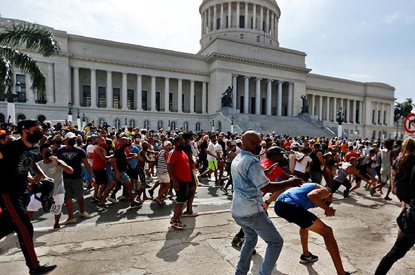 Cuba, protesta contro il regime: mancano cibo e medicine