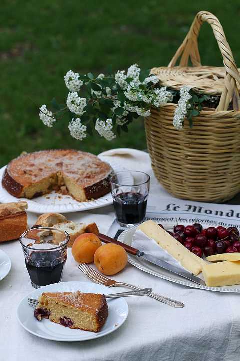 Torta al moscato e ciliegie