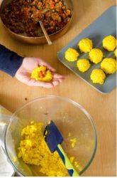 formazione degli arancini con la mano