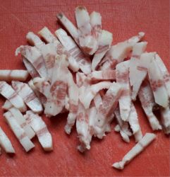 guanciale tagliato a listarelle