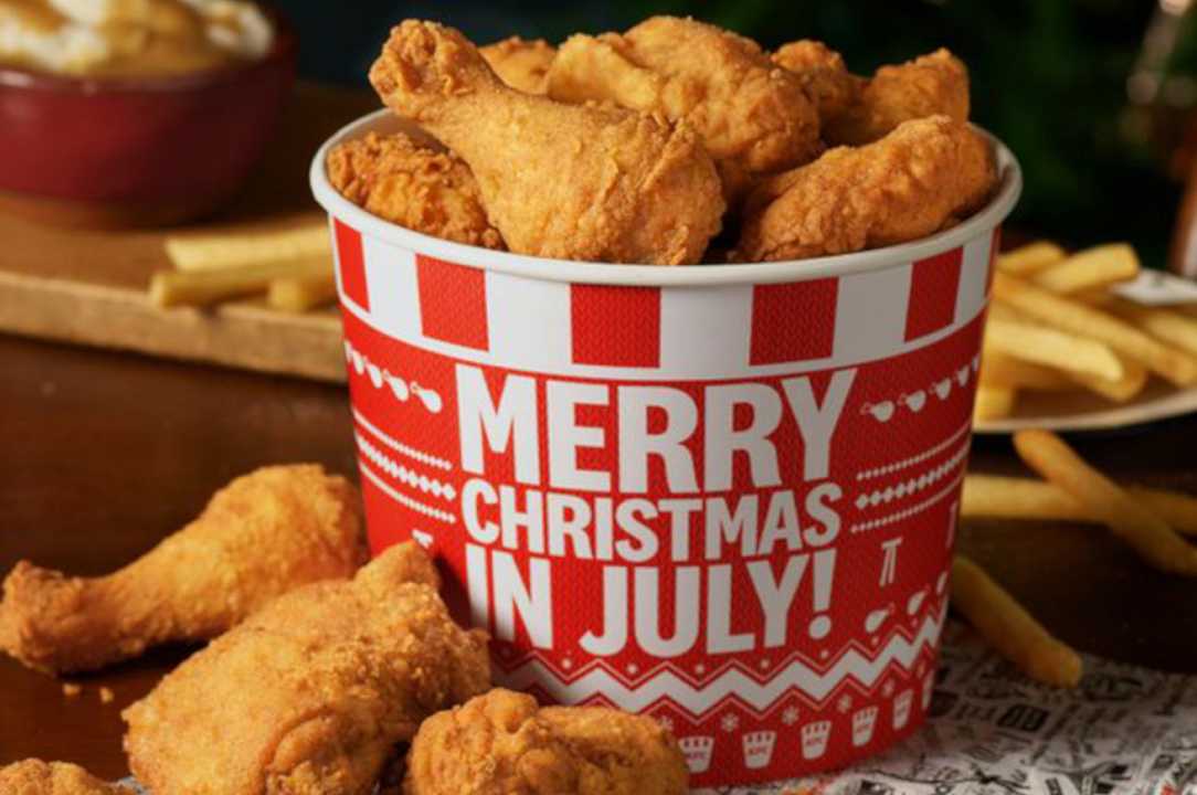KFC lancia il Natale a luglio, con tanto di orrendi maglioni a tema