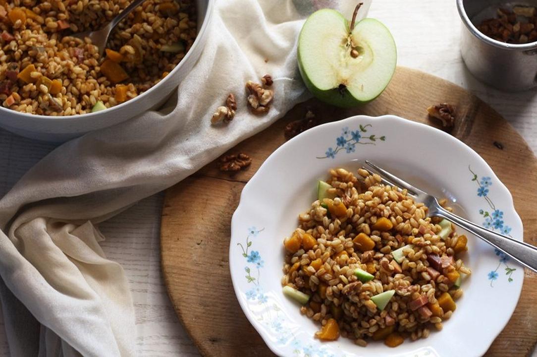 Insalata di farro con zucca, speck, mele e noci