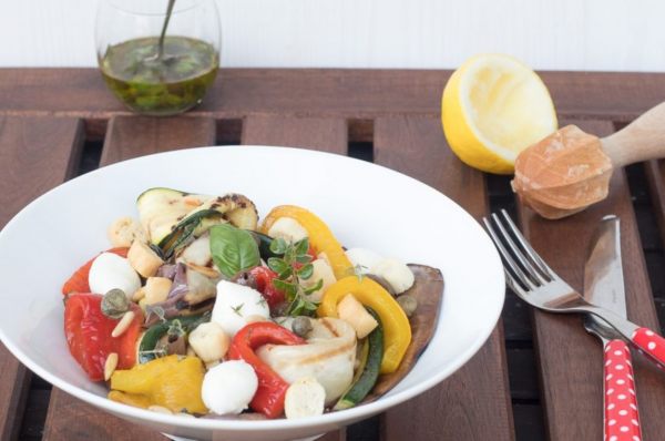 insalata di verdure con mozzarelline in un piatto
