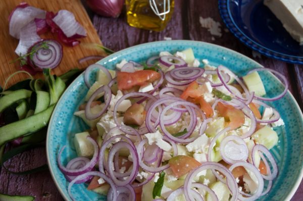 insalata greca in una ciotola azzurra