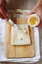 Spalmate la maionese sul pane e assemblate
