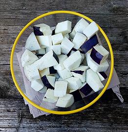 Tagliate e salate le melanzane