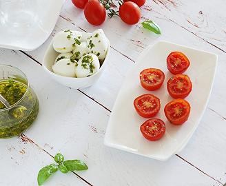 Lavate, tagliate, condite i pomodori