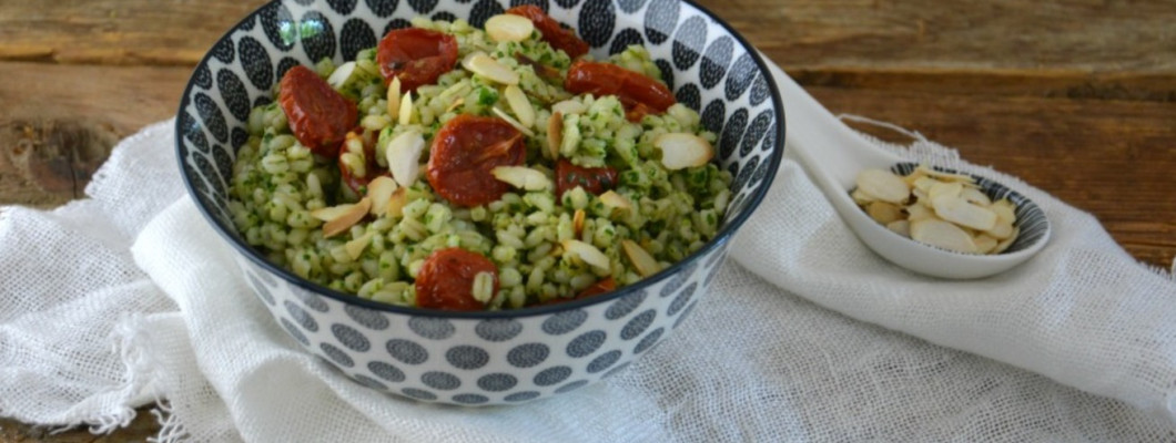 orzo in una ciotola con pomodorini al forno