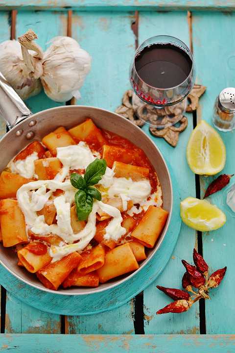 Paccheri con stracciatella e pomodoro