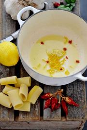 Soffriggete l'aglio, il peperoncino e la scorza di limone