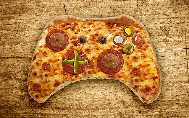Pizza usata come controller di un videogioco: l’impresa di un gamer