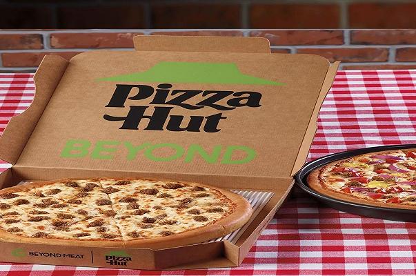 Pizza Hut e Beyond Meat insieme per la prima pizza con finta carne