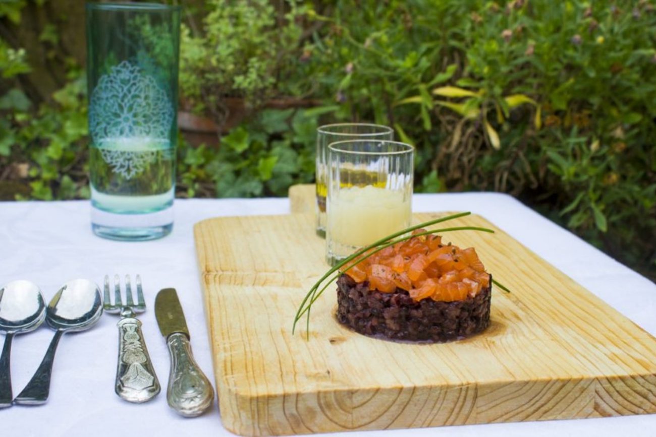 riso venere freddo con salmone marinato