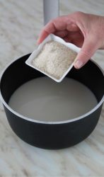 riso versato in un pentolino di latte