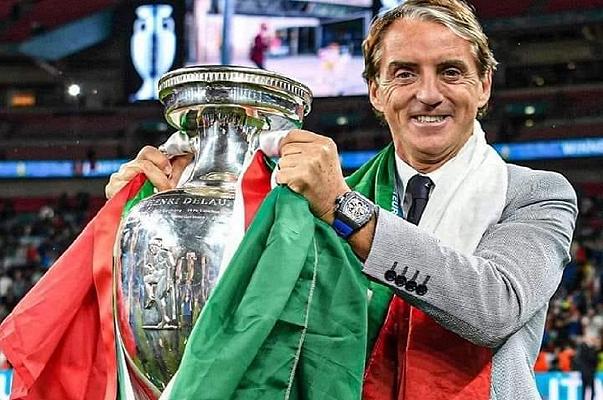 Roberto Mancini festeggia in pizzeria a Jesi: per lui margherita e chips fatte a mano