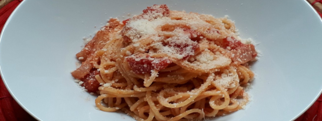 spaghetti all'amatriciana nel piatto
