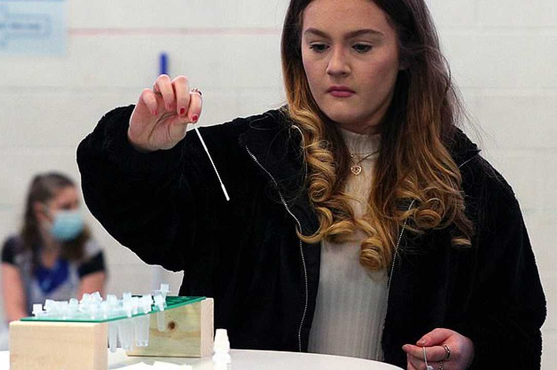 UK: studenti usano il succo d’arancia per falsificare i test del Covid-19