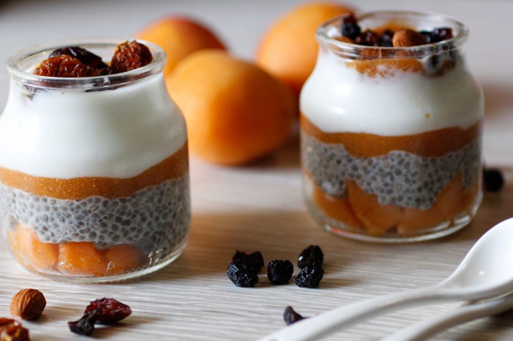 vasetti con chia, yogurt e frutta