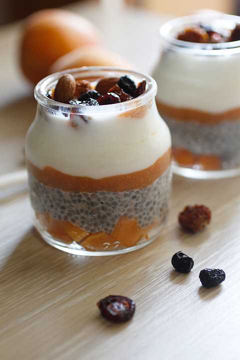 Chia pudding con albicocche, mandorle e frutta secca