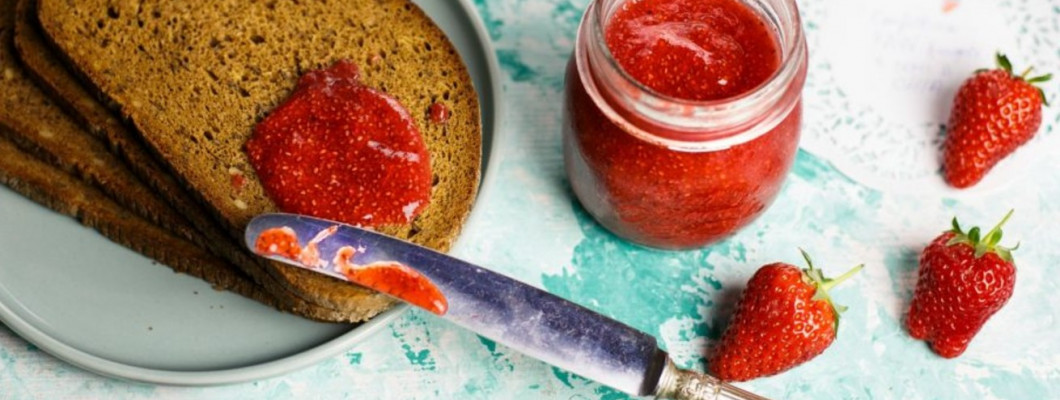 vasetto di confettura di fragole e fette di pane