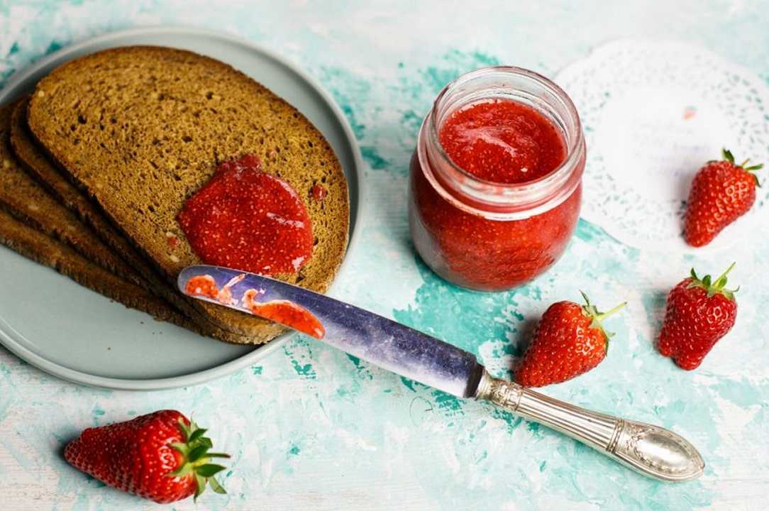 Confettura di fragole e semi di chia senza cottura