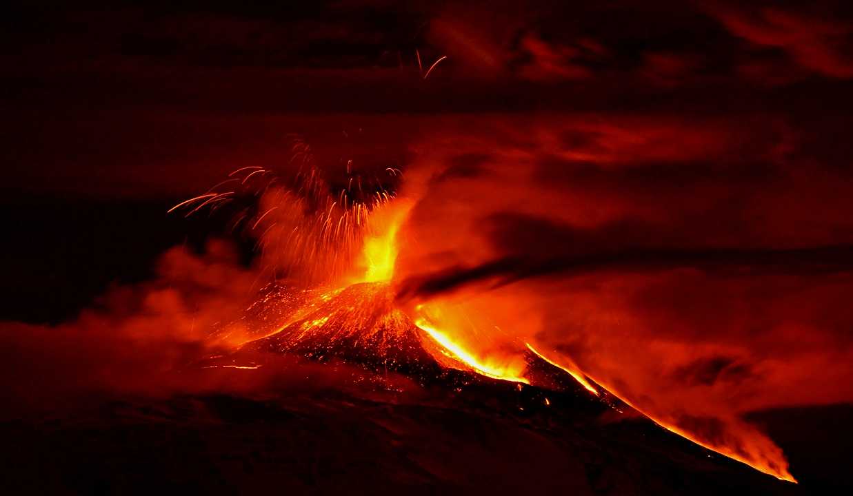Etna, nuova eruzione: cenere e lapilli danneggiano le coltivazioni