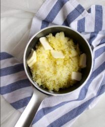 casseruola di patate schiacciate con tocchi di burro