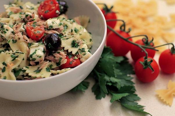 Pasta fredda con tonno olive, feta e pomodorini