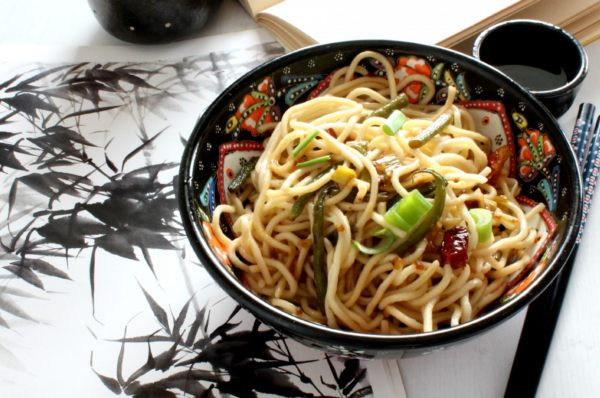 ciotola di noodles con cipollotto e peperoncino