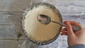crema della cheesecake messa sulla base di biscotti