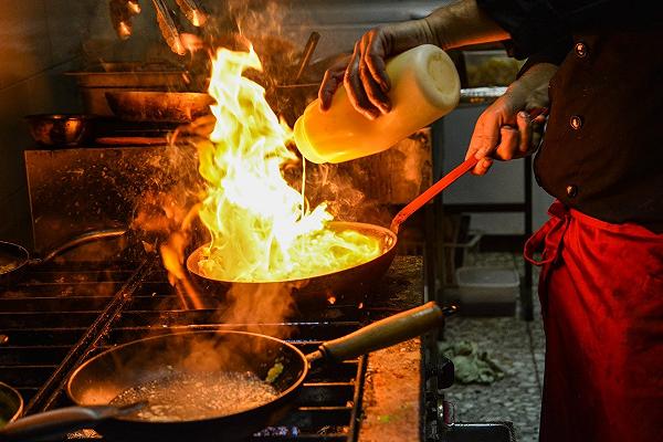 Agriturismi e campeggi: violazioni igienico-sanitarie nella preparazione dei pasti, chiuse 17 strutture