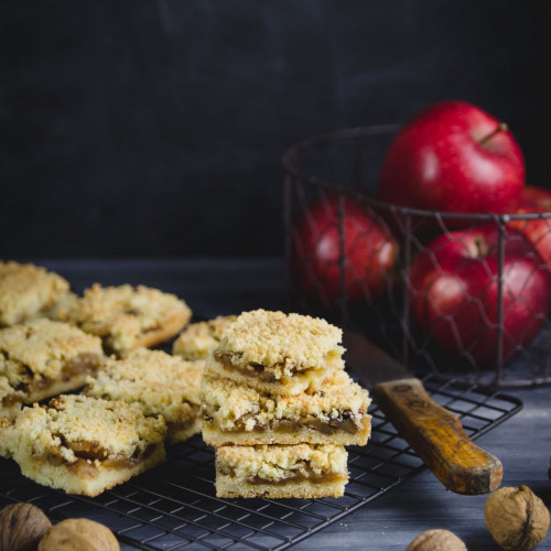 dettaglio di apple crumbs a pezzetti su gratella