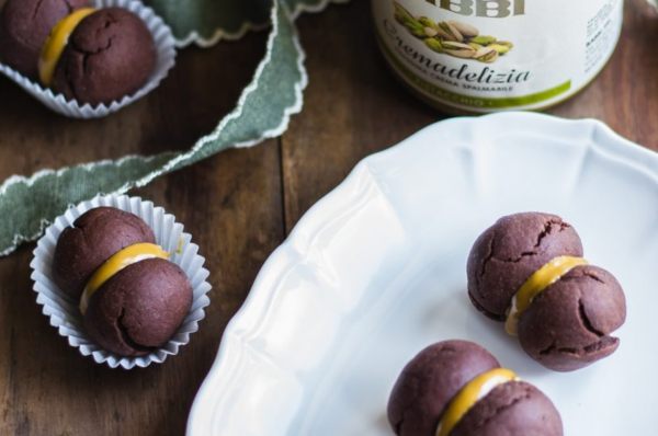 due baci al cioccolato con crema di pistacchio