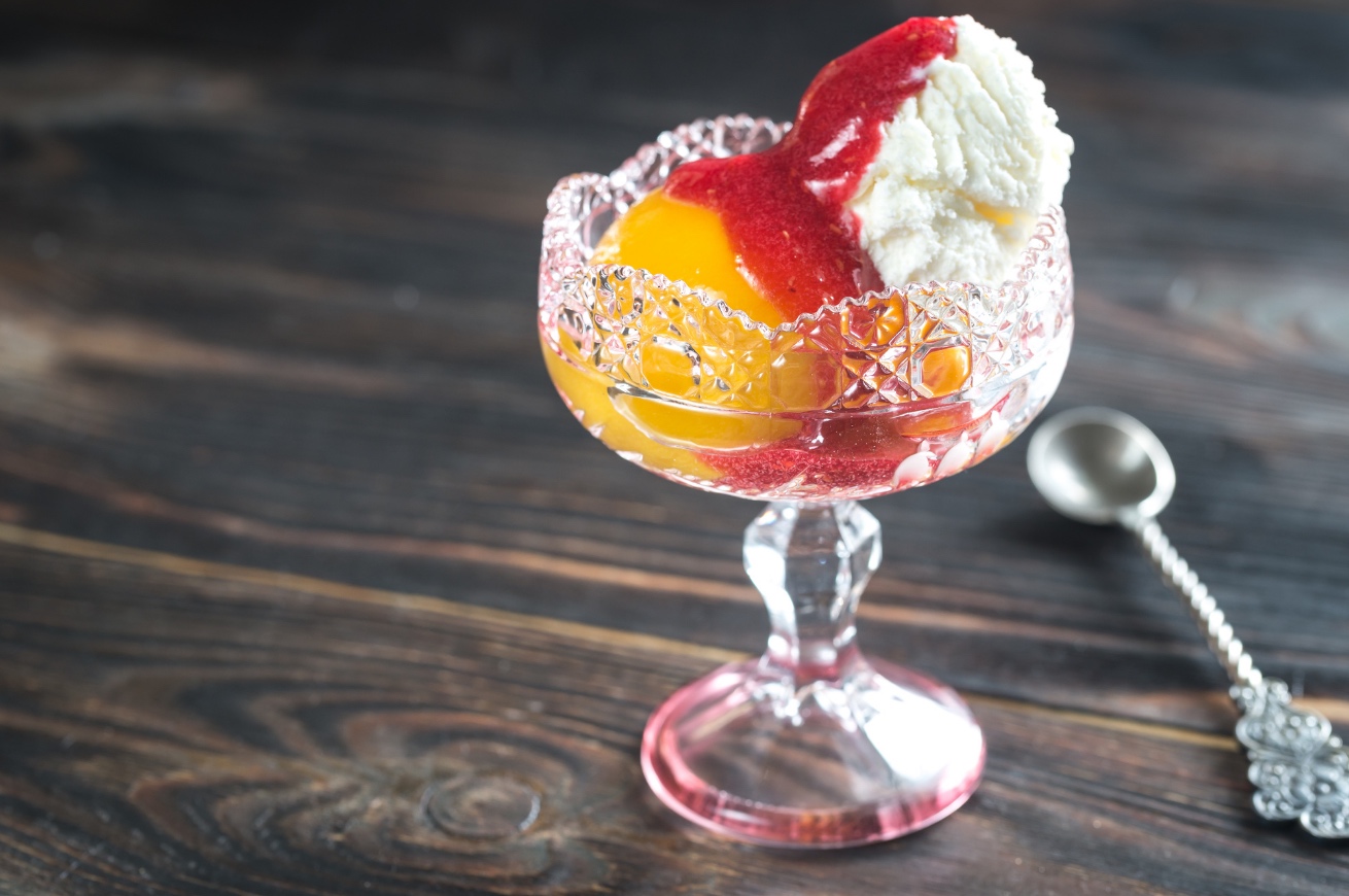 frutta sciroppata e gelato