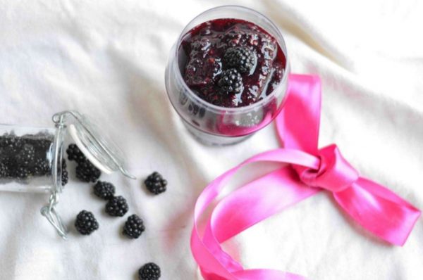 granita di more con more intere sul topping