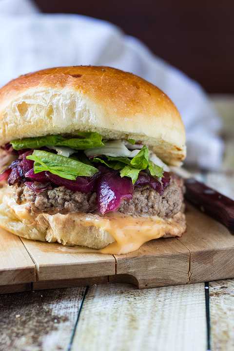 Hambuger con cipolle caramellate e formaggio