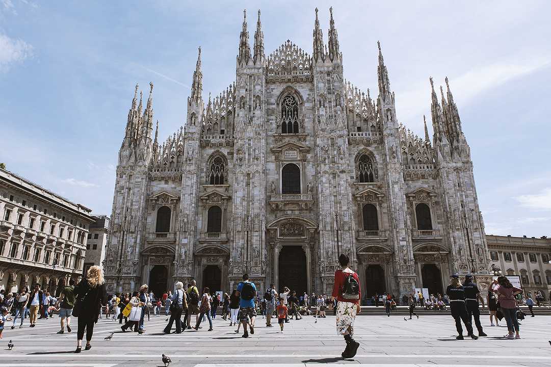 Milano vieta il fumo nei dehors di bar e ristoranti, ora se ne discute in Parlamento