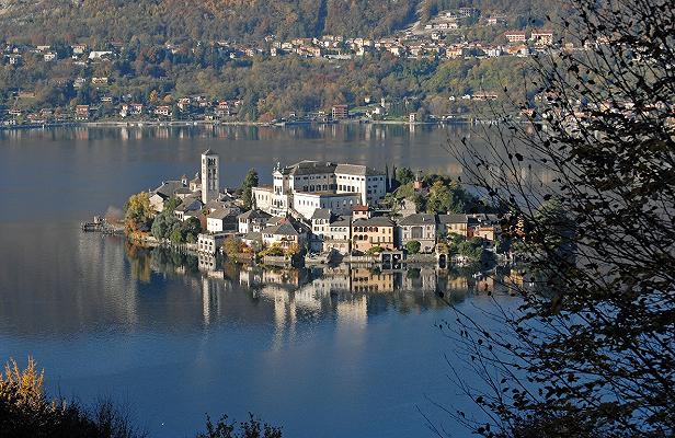 Antonino Cannavacciuolo: il suocero propone una passerella sul Lago d’Orta, ma è polemica