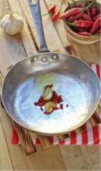 padella con aglio e peperoncino a soffriggere